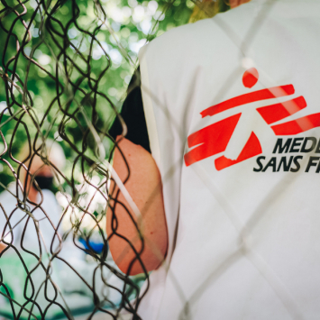 Consulta médica da MSF em cínica móvel na fronteira entre Hungria e Sérvia