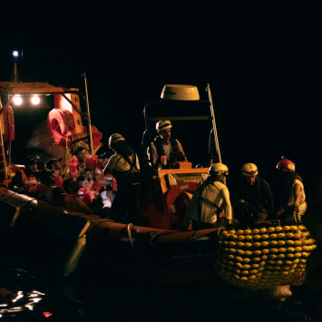 A equipa de MSF a realizar resgates de pessoas de um barco no Mediterrâneo, incluindo um menor.