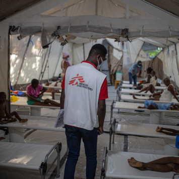 As pessoas no Haiti estão a viver em condições extremas e são confrontadas diariamente com uma situação médica e humanitária catastrófica que se continua a agravar, alerta a Médicos Sem Fronteiras.