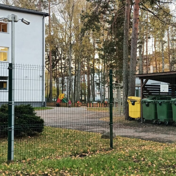 A detenção arbitrária de adultos e crianças migrantes na Letónia está a agravar ainda mais a sua saúde