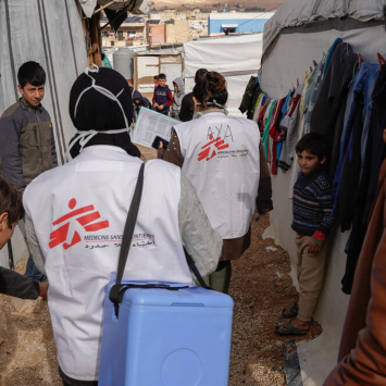 Para conter a propagação do surto de cólera, a MSF está a vacinar pessoas contra a doença no Norte e Nordeste do Líbano