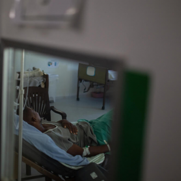 Um paciente descansa numa enfermaria do hospital da Médicos Sem Fronteiras em Tabarre. Port au Prince, Haiti, novembro de 2022.