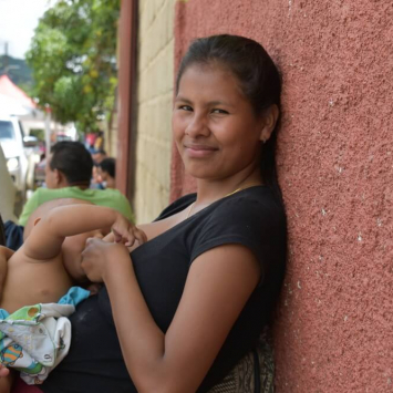 © Nas Honduras, uma rapariga amamenta o filho enquanto espera pelo atendimento das equipas da MSF.