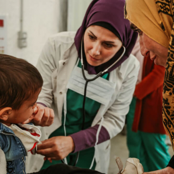 Uma criança com diarreia grave é examinada no setor de tratamento da cólera da MSF em Arsal, Vale de Bekaa, no Líbano.