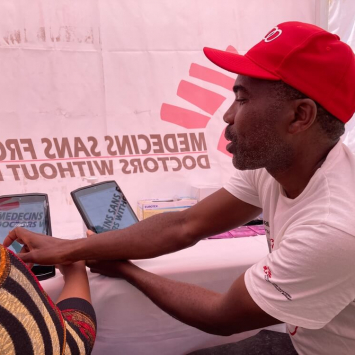 A Pocket Clinic lançada recentemente pela MSF em eSwatini é uma “clínica de bolso” instalada num dispositivo digital que providencia autotestes de VIH e acompanhamento pré e pós testagem para jovens.