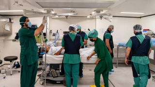 A equipa médica da MSF prepara uma paciente para uma cirurgia no Centro de Traumatologia de Kunduz.