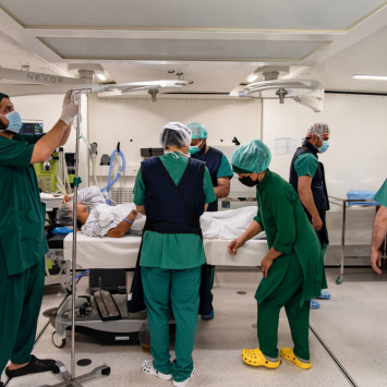 A equipa médica da MSF prepara uma paciente para uma cirurgia no Centro de Traumatologia de Kunduz.