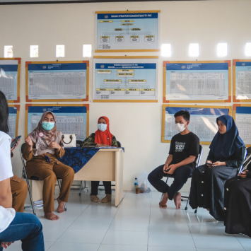 A MSF acredita que providenciar serviços de saúde de qualidade a adolescentes representa envolvê-los de forma significativa, tal como foi feito na Indonésia através de uma abordagem baseada em pares. Por exemplo, a MSF apoiou a criação de sete pontos juvenis comunitários em Banten – todos atualmente geridos e operacionalizados por voluntários adolescentes de saúde, com ajuda das autoridades nas comunidades.