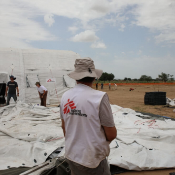 Equipa MSF instala hospital insuflável no Chade