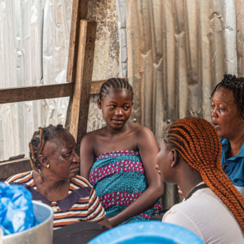 As equipas de promoção da saúde da MSF visitam regularmente diferentes zonas de Bangui, República Centro-Africana para sensibilizar a população para as questões da violência sexual e do planeamento familiar.