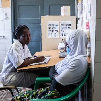 Uma paciente conversa com uma parteira no centro de saúde de Chingussura, na Beira, Moçambique, onde a MSF apoia o Ministério da Saúde na prestação de cuidados para o aborto seguro e serviços de maternidade.
