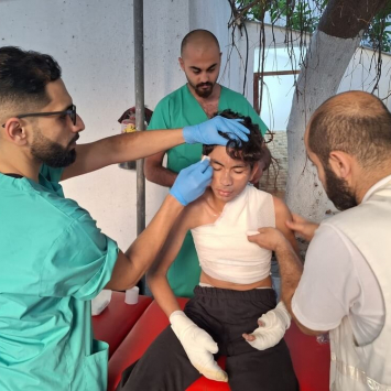 Enfermeiro da MSF trata um rapaz na unidade de queimados na Faixa de Gaza