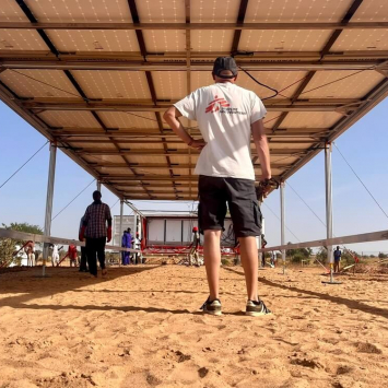 Profissionais da MSF instalam painéis de energia solar no projeto da organização em Ourang, no Chade.