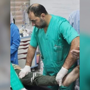 Dr. Mohammed Obeid, cirurgião ortopédico da Médicos Sem Fronteiras, atende um paciente no hospital de Al-Shifa, em Gaza