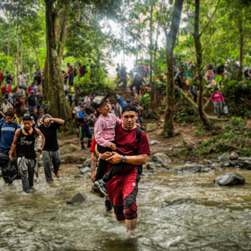 José Gregorio atravessa a selva de Darien nos braços do pai. Pelo menos 20% dos migrantes que atravessam o estreito de Darién são menores de idade.