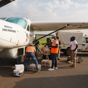 Profissionais da MSF preparam o transporte por avião das vacinas para hepatite E até Old Fangak, uma zona muito isolada do estado de Jonglei, no Sudão do Sul