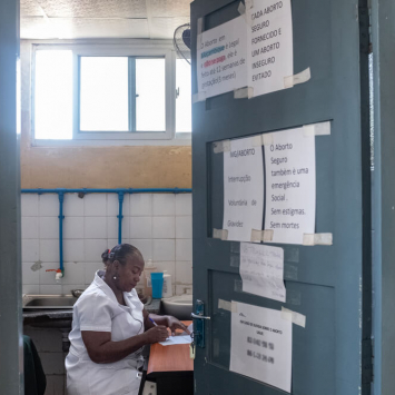 Nilsa, responsável pela ala de maternidade e aborto seguro do centro de saúde de Chingussura, na Beira, Moçambique,