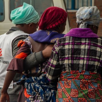 Um grupo de voluntárias de saúde comunitária da República Democrática do Congo que estão a ajudar a aumentar o acesso aos cuidados prestados no programa da MSF para sobreviventes de violência sexual