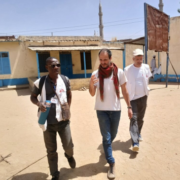 Presidente internacional da MSF, Christos Christou, visitou o hospital de Zalengei, no Sudão