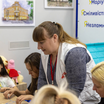 Atividade de promoção da saúde da MSF no centro de Mariupol, na Ucrânia, com um grupo de crianças, as mães e avós.