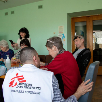 MSF presta apoio a pacientes no centro de trauma da organização em Vinnitsia para pessoas com transtorno de stress pós-traumático relacionado com guerra.