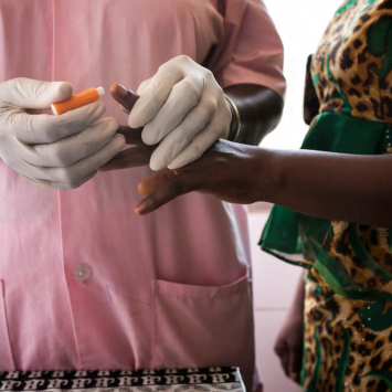 Mulher grávida faz um teste de VIH numa maternidade em Conacri, na Guiné, onde a MSF apoia os serviços de VIH.