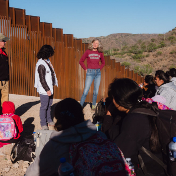 A MSF está a prestar apoio a grupos sem fins lucrativos com sede em Tucson, no Arizona, que providenciam ajuda a migrantes na fronteira entre os EUA e o México.