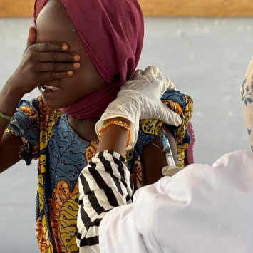 Uma menina está a ser vacinada contra o sarampo no âmbito de uma campanha de vacinação levada a cabo pela MSF no campo de trânsito de Adré, no Chade.