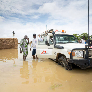 Todos os anos, durante o período de cheias, a aldeia de Tenenkou é afetada pelas cheias do rio. Mas as chuvas torrenciais de 2024 provocaram inundações ainda mais graves. Na foto, um veículo da MSF não consegue avançar e a equipa continua a pé para chegar a um bairro que acolhe muitas pessoas deslocadas.