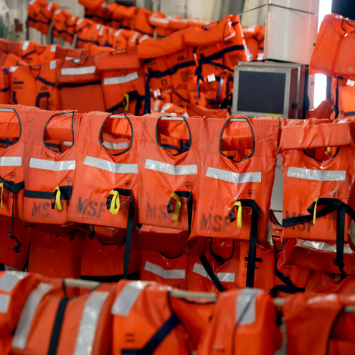 A equipa da MSF a bordo do Geo Barents limpa, desinfeta e seca as centenas de coletes salva-vidas utilizados durante as operações de salvamento no Mar Mediterrâneo Central.