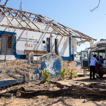 As equipas da MSF doaram kits de emergência e medicamentos ao Ministério da Saúde de Moçambique, na província de Cabo Delgado, na sequência do impacto devastador do ciclone Chido.