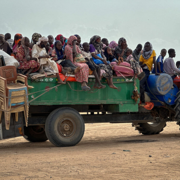 Pessoas deslocadas que chegam à localidade de Tawila. Vêm principalmente de El Fasher e dos campos circundantes, como Zamzam e Abu Shok, e relatam actos de violência extrema no Sudão.