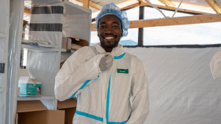 Florian Mwebesa, médico da MSF, mostra como funciona uma unidade de tratamento de febre de Marburg na Tanzânia.