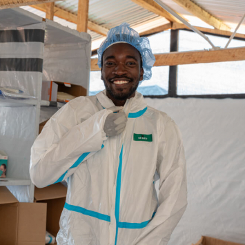 Florian Mwebesa, médico da MSF, mostra como funciona uma unidade de tratamento de febre de Marburg na Tanzânia.