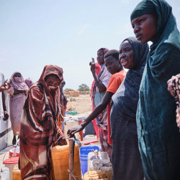 Um grupo de mulheres recolhe água num ponto designado pela MSF em Jerbana, no Sudão do Sul, onde a falta de água é o principal problema da população.