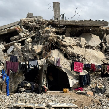 Uma família palestiniana montou um abrigo sobre os escombros da sua casa destruída para viver na cidade de Beit Lahia, a norte da Faixa de Gaza.