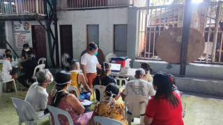 Pacientes aguardam pelo atendimento da MSF para diagnóstico da tuberculose em Tondo, uma área densamente povoada em Manila, nas Filipinas.