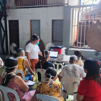 Pacientes aguardam pelo atendimento da MSF para diagnóstico da tuberculose em Tondo, uma área densamente povoada em Manila, nas Filipinas.