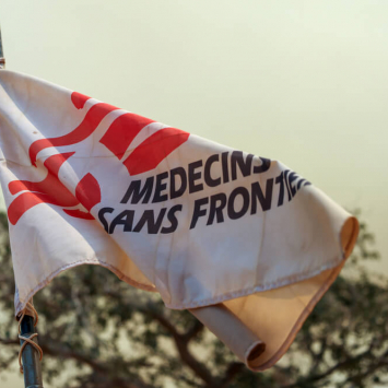 Bandeira da MSF a ondular ao vento na base do projeto em Aweil, no Sudão do Sul.