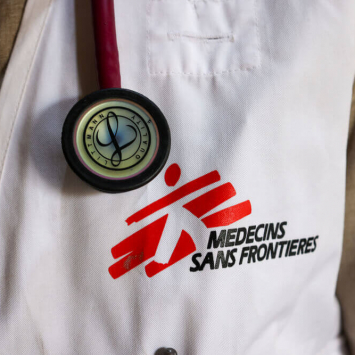Um médico da MSF com o estetoscópio num dos projetos da organização.