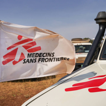 Veículo da MSF com bandeira da organização