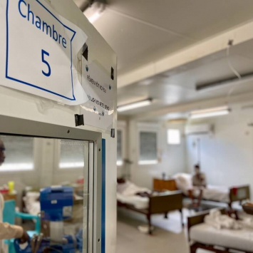 Uma sala cheia de pacientes de traumatologia no hospital da MSF em Tabarre.