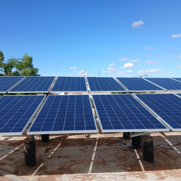 Painéis solares recém-instalados no telhado do Hospital Regional de Mudug em Galkayo, na Somália, como parte da Iniciativa Verde da MSF.