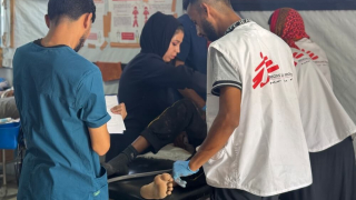 A nossa equipa no serviço de urgências do centro de saúde Al Mawasi tenta estabilizar dois rapazes com ferimentos de bala sofridos nos locais de distribuição de ajuda humanitária dos EUA e de Israel em Rafah.