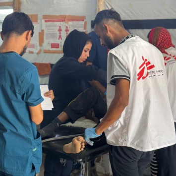 A nossa equipa no serviço de urgências do centro de saúde Al Mawasi tenta estabilizar dois rapazes com ferimentos de bala sofridos nos locais de distribuição de ajuda humanitária dos EUA e de Israel em Rafah.