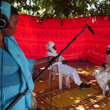 Uma mulher no Chade está a gravar um vídeo para um projeto com a participação da comunidade no Chade.