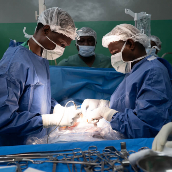 Cirurgiões do Hospital Geral de Referência de Rutshuru, na RDCongo, cauterizam o ferimento de uma jovem vítima de tiro.