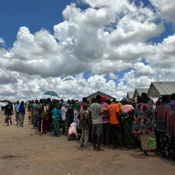 Os residentes do campo de deslocados de Lianda, no distrito de Mueda, reúnem-se antes de uma distribuição de provisões. Lianda é o maior campo em termos de área e número de residentes.