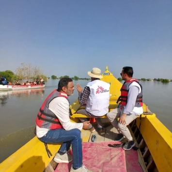 Uma equipa da MSF visita áreas afetadas pelas inundações em Jalalpur Pirwala Tehsil, no distrito de Multan, para avaliar os danos e as necessidades.