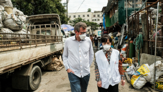 O escritor John Green viajou para as Filipinas para conhecer o trabalho realizado pela MSF na prestação de diagnóstico, tratamento e apoio para pessoas com tuberculose. Acompanhado pela coordenadora do projeto da MSF em Tondo, Mukaddas Yakubova, John Green visitou o bairro de Aroma, em Manila.